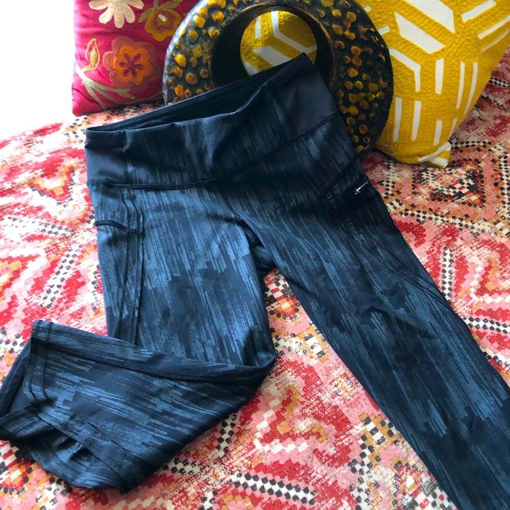 Lululemon Cropped Capri Leggings - Picture 10 of 10